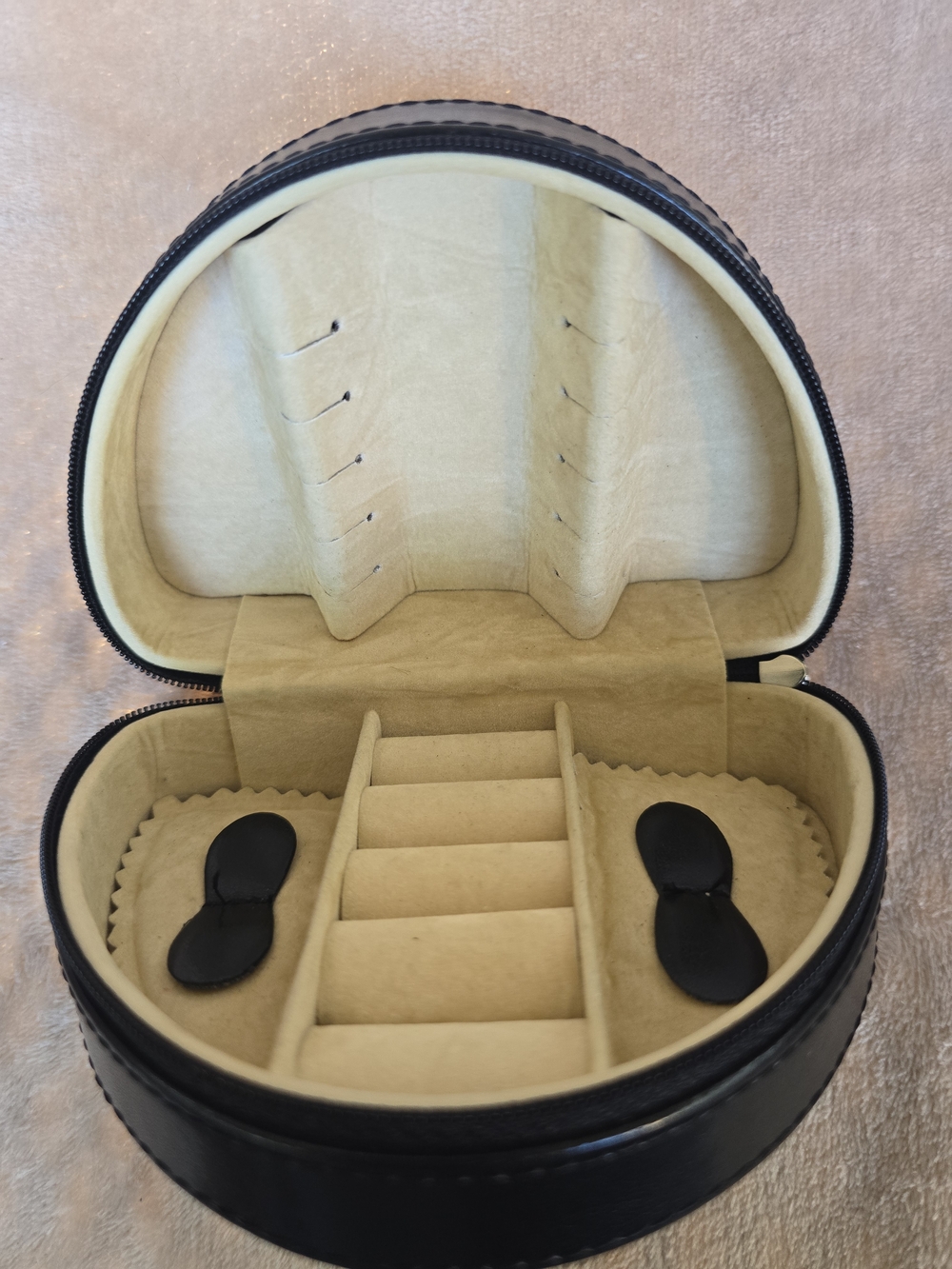 Eurobond Leather by Euro Classics Black travel zipper jewelry case.